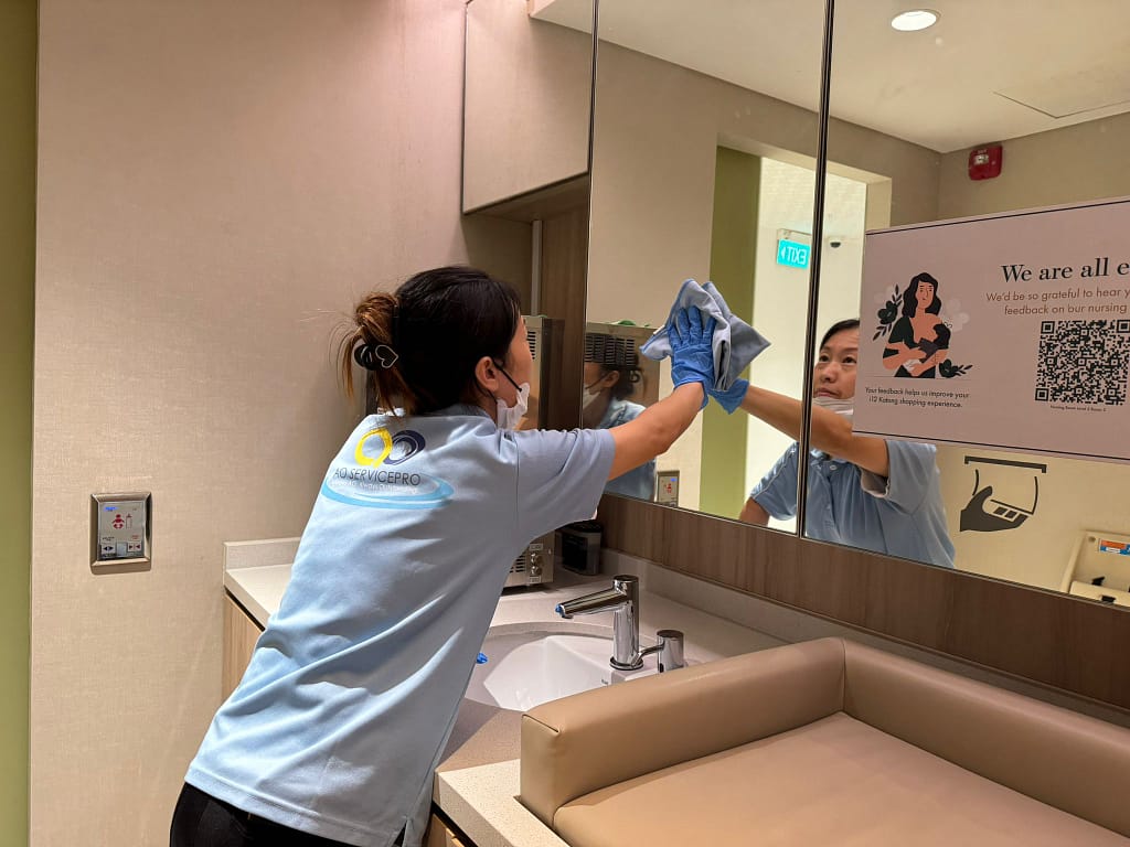 restroom cleaning in shopping mall